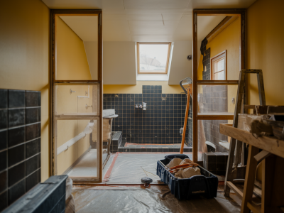 Wie plane ich eine barrierefreie badrenovierung in einer 1970er-wohnung: ablauf, tragschicht und fördermöglichkeiten