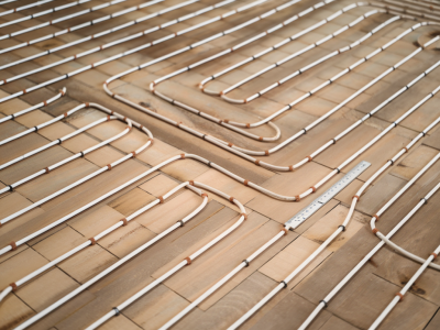 Wie plane ich eine fußbodenheizung auf holzbalkendecken mit minimaler aufbaudicke und garantiertem rissschutz