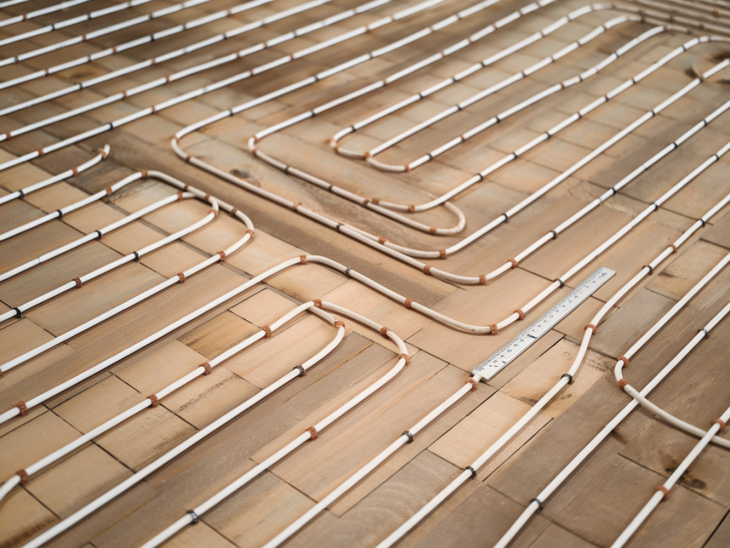 Wie plane ich eine fußbodenheizung auf holzbalkendecken mit minimaler aufbaudicke und garantiertem rissschutz
