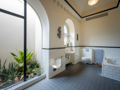 Schimmelvermeidung in badezimmern: lüftkonzept, heizung und geeignete wandbeschichtungen in der praxis